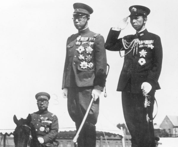 満州国訪問で満州国皇帝（溥儀）と共に満州国軍を閲兵する高松宮殿下（右）＝1942年5月31日（Ｃ）共同通信社