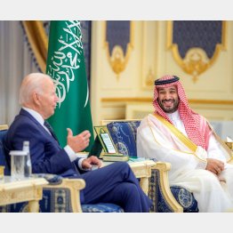 ムハンマド皇太子はサウジの利益に反するいかなる要求も喜んで無視することに（バイデン米大統領＝左）　（Ｃ）ロイター／Bandar Algaloud／Courtesy of Saudi Royal Court