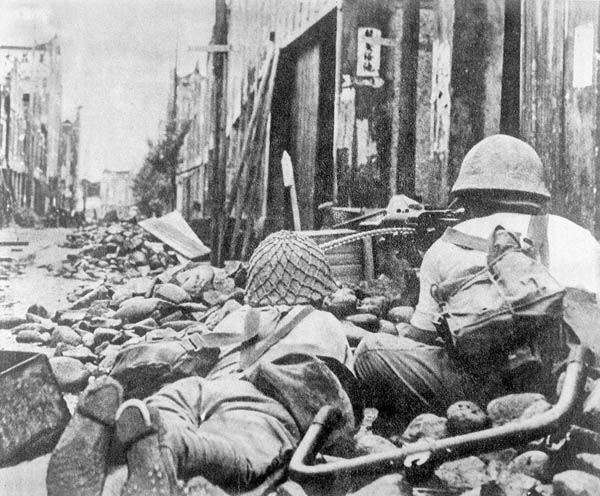 中国・浙江省龍游に侵攻、市内の掃討作戦を実施する日本軍＝1942年6月（Ｃ）共同通信社