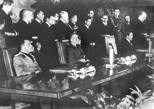 1940年9月の三国同盟の調印式。前列左からイタリア、ドイツ、日本の代表が並ぶ（独・ベルリンで）／（Ｃ）共同通信社