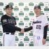 日本シリーズ開幕前日、監督会議を終え握手するオリックス中嶋監督（左）とヤクルト高津監督 （代表撮影）