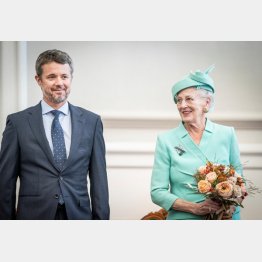 デンマーク女王と長男のフレデリック皇太子（Ｃ）ロイター