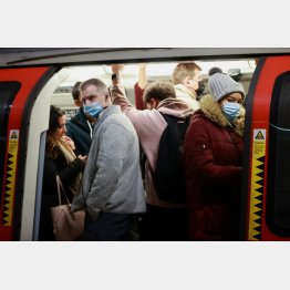 ・イギリス[イギリスではコロナ対策は迅速だった（1年前のロンドンの地下鉄車内）／（Ｃ）ロイター