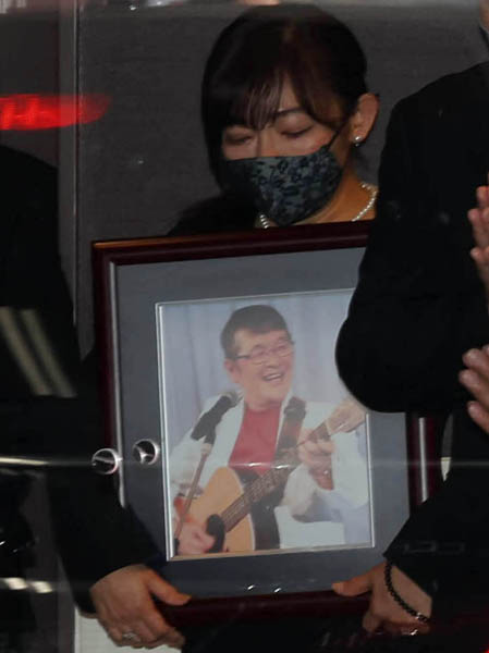 仲本工事さんの葬儀で遺影を持つ妻の三代純歌（Ｃ）日刊ゲンダイ