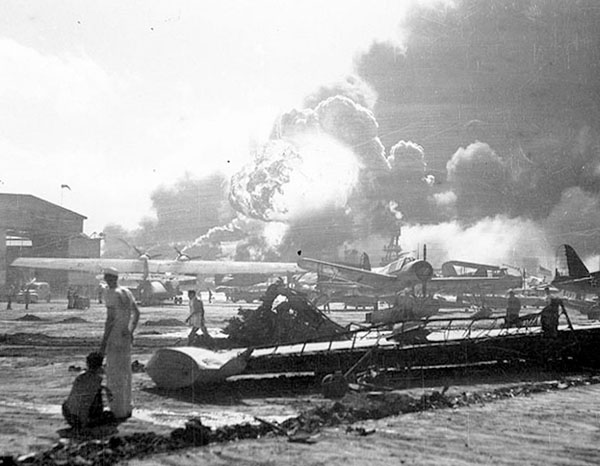 日本軍の真珠湾攻撃で炎上する米軍の飛行場、この奇襲作戦で米人2000人以上が死亡、米国は第二次世界大戦に参戦した＝1941年12月7日（Ｃ）ロイター＝共同