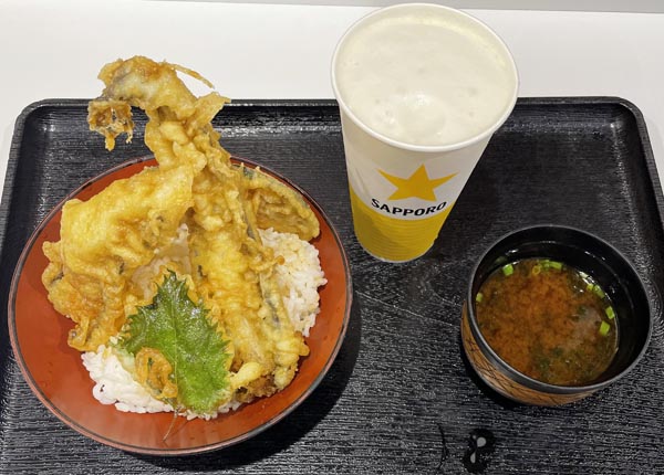 「三河産穴子天丼」と生ビール（Ｃ）日刊ゲンダイ