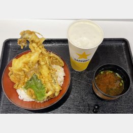 「三河産穴子天丼」と生ビール（Ｃ）日刊ゲンダイ