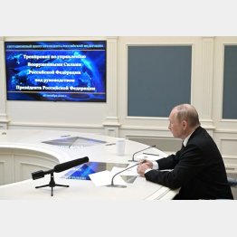 クレムリンからロシア軍の核演習の指揮を執るプーチン大統領（Ｃ）ロイター／Sputnik／Kremlin