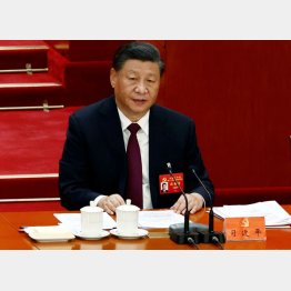 中国共産党大会で、「決して武力行使の放棄を約束しない」と、習近平国家主席（Ｃ）ロイター