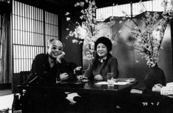 荒木と草間。1999年4月、東京都現代美術館での同時期個展を目前に上野・谷中にて対談（提供写真）