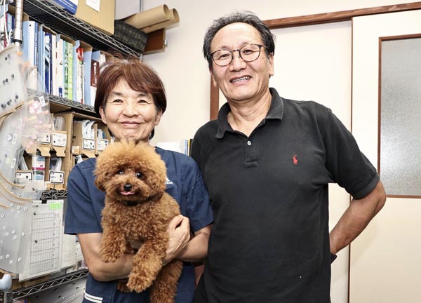 妻の玲子さん（左）は獣医師（Ｃ）Norio ROKUKAWA／office La Strada
