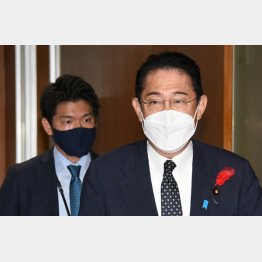 岸田首相と“首相秘書官”に就いた長男・翔太郎氏（左）／（Ｃ）日刊ゲンダイ