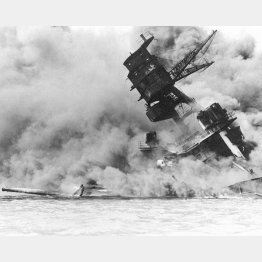 日本海軍航空隊の真珠湾攻撃で炎上する米戦艦「アリゾナ」＝1941年12月8日（ホノルル・アリゾナ記念館蔵）