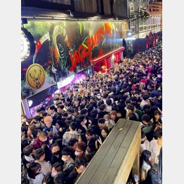 ソウルの繁華街・梨泰院で発生した事故現場近くの路地に集まる大勢の人たち（提供写真・共同）