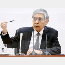 無理な指しオペはすでにムリ…（金融政策決定会合後に会見する日銀の黒田東彦総裁＝代表撮影、10月28日）