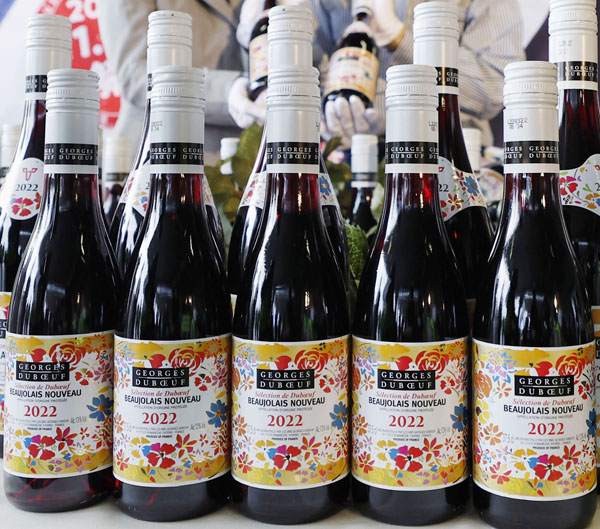 仏産ワインの新酒「ボージョレ・ヌーボー」も、航空輸送費高騰で昨2021年比1000円以上の値上げに（Ｃ）共同通信社