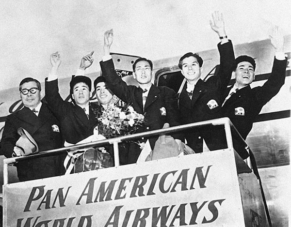1951年ボストン・マラソンへ参加するため東京・羽田空港を出発する選手団、右端が田中茂樹選手（Ｃ）共同通信社