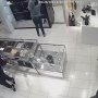 60秒の早業！ 米で窃盗団が高級百貨店を襲撃…約2千万円分の商品を強奪
