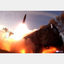 朝鮮中央通信社が2022年10月10日に公開した、北朝鮮の非公開の場所でミサイル発射（Ｃ）ロイター／KCNA