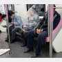地下鉄車内で“頭からごみ袋”の中国人女性 その目的はコロナ対策とバナナの飲食！