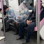 地下鉄車内で“頭からごみ袋”の中国人女性 その目的はコロナ対策とバナナの飲食！