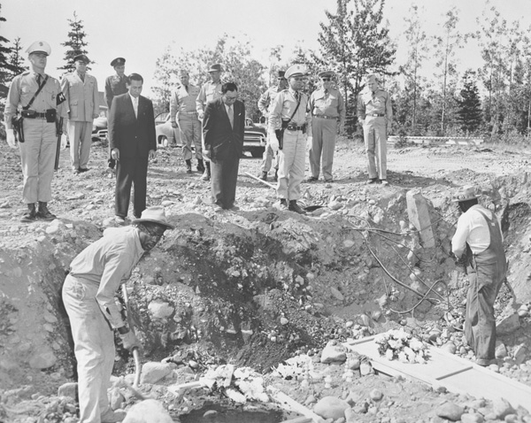 アッツ島の火葬現場（1953年＝昭和28年＝7月）／（Ｃ）共同通信社