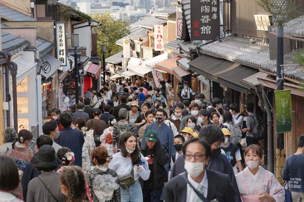 旅行支援始動。観光客らでにぎわう京都市内の観光地（Ｃ）共同通信社