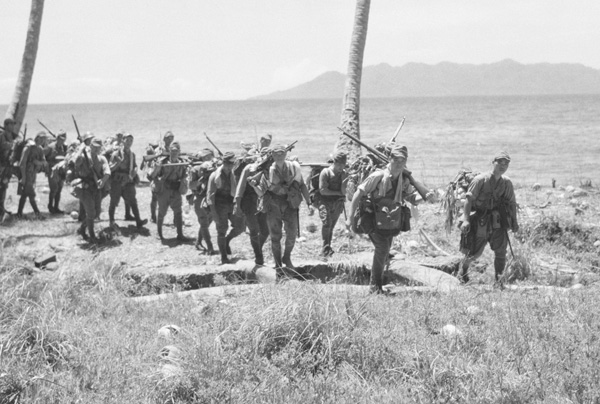 ソロモン諸島のガダルカナル島の海辺を行進する日本陸軍部隊＝1942年（Ｃ）共同通信社