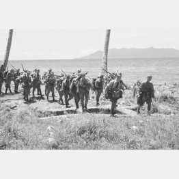ソロモン諸島のガダルカナル島の海辺を行進する日本陸軍部隊＝1942年（Ｃ）共同通信社