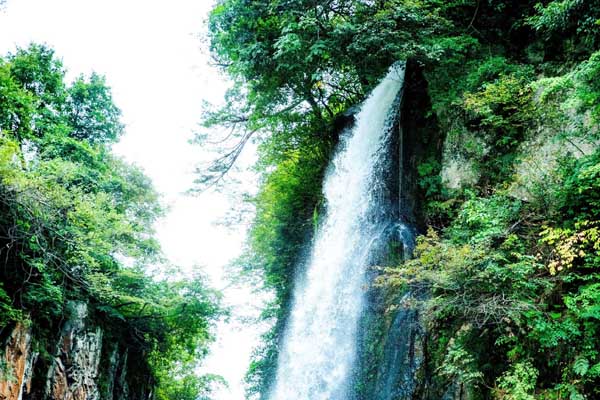石川の錦ケ滝はうるおいスポット（提供写真）