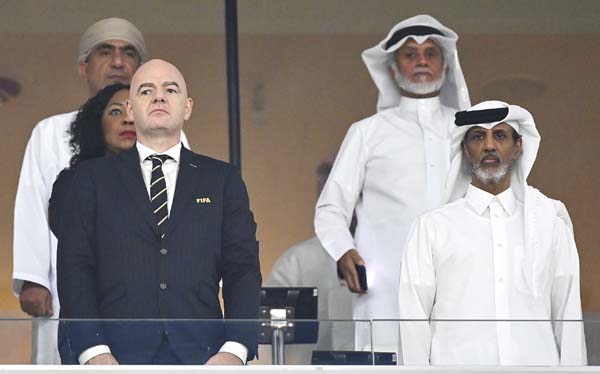 FIFAのインファンティーノ会長（左）と右前はカタールサッカー協会のハマド・ビン・ジャシム・ビン・ジャブル・サーニ会長（Ｃ）新華社／共同通信イメージズ