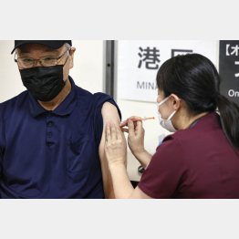 新型コロナウイルスのオミクロン株に対応するワクチン接種を受ける男性（左）／（Ｃ）共同通信社