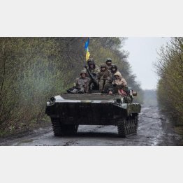 前線で戦うウクライナ軍兵士ら（Ｃ）ロイター／Ukrainian Ground Forces