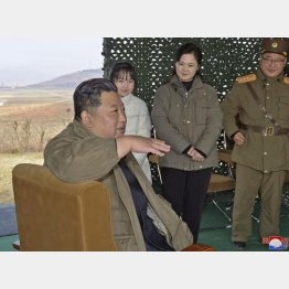 愛娘を同行させ、ICBM発射現場を視察する北朝鮮の金正恩総書記（右2から李雪主夫人と娘、＝朝鮮通信・共同）