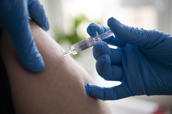 世界は、日本とは違い、インフルワクチンは筋肉注射（Ｃ）Fredrik Sandberg／共同通信イメージズ