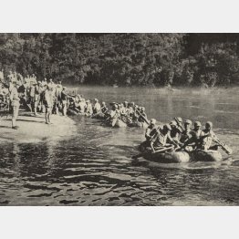 パドルで東南アジアの川を横切る日本軍兵士（Ｃ）World History Archive／ニューズコム／共同通信イメージズ