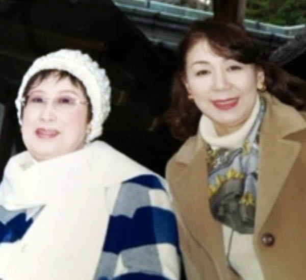 2003年、親子旅行企画で赤木春恵さん（左）と／（提供写真）