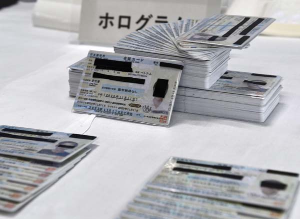 愛知県警が押収した、偽造された在留カード（Ｃ）共同通信社