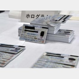 愛知県警が押収した、偽造された在留カード（Ｃ）共同通信社