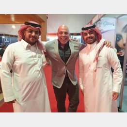 左からサウジアラビアサッカー協会幹部、筆者、W杯組織委員会の広報部（提供写真）