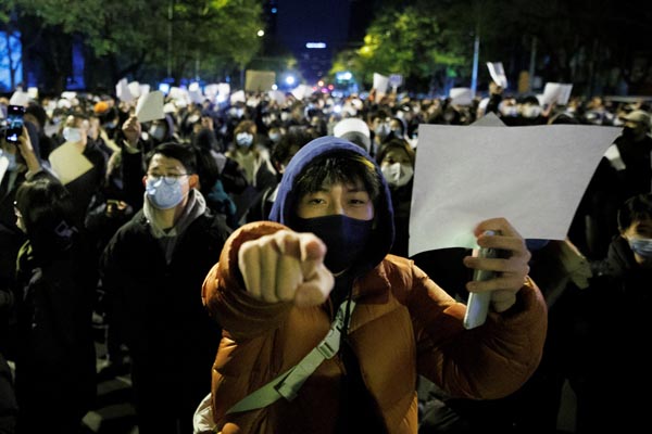 中国・北京、白い紙を掲げ抗議する若者たち（Ｃ）ロイター