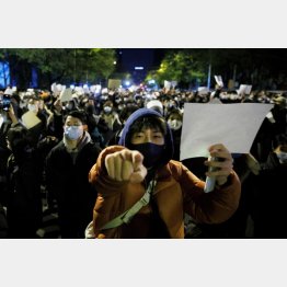 中国・北京、白い紙を掲げ抗議する若者たち（Ｃ）ロイター