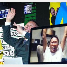 比例代表で当選が決まったガーシー氏（画面）と喜ぶNHK党の立花党首（Ｃ）共同通信社