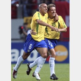 2002年日韓W杯で活躍したロベルト・カルロス（左、右はジュニーニョパウリスタ）／（Ｃ）共同通信社