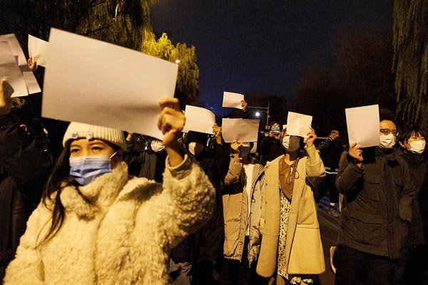 白い紙を掲げて、中国の「ゼロコロナ」政策に抗議する人たち（Ｃ）ロイター