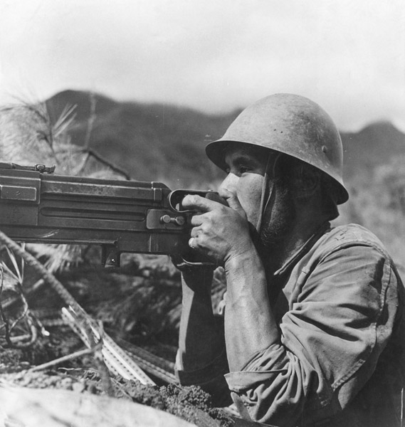 日中戦争。機関銃をかまえる日本兵士（Ｃ）Robert Hunt Library／Mary Evans／共同通信イメージズ