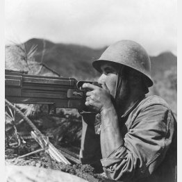 日中戦争。機関銃をかまえる日本兵士（Ｃ）Robert Hunt Library／Mary Evans／共同通信イメージズ