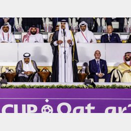 2022年カタールW杯の開会宣言をするカタールのタミーム首長（中央）（Ｃ）ＪＭＰＡ