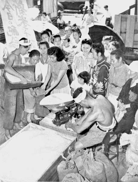 米の配給に並ぶ人々（1948年）／（Ｃ）共同通信社