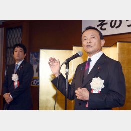 薗浦議員（左）は麻生派所属の当選5回生（同議員のパーティーであいさつする麻生太郎副総裁、＝2015年）／（Ｃ）日刊ゲンダイ